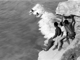 Cedric Nunn, Arniston kids body surfing off the Western Cape coast, 1989. 50,5 x 40,4 cm